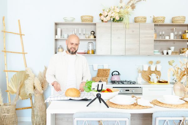 cuisinier préparant une recette pour la présentation de son blog