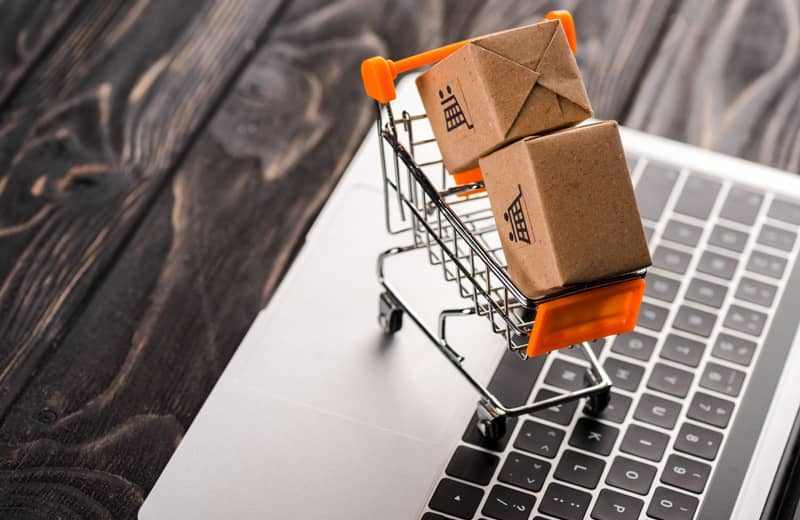 mini caddy posé sur un clavier d'ordinateur portable