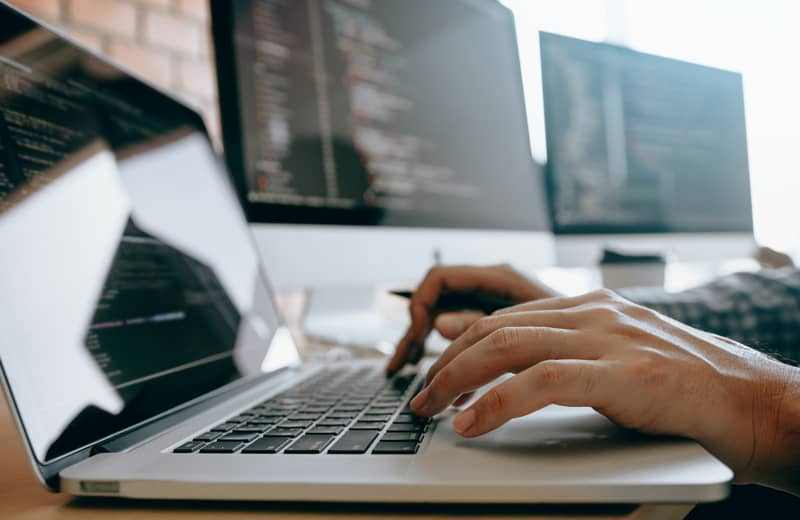 designer web créant un site internet sur un ordinateur portable